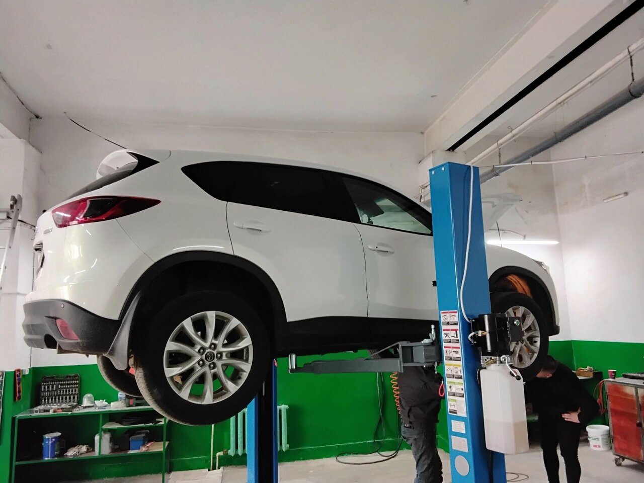 Кроссовер на подъёмнике в боксе Dr.Car.36